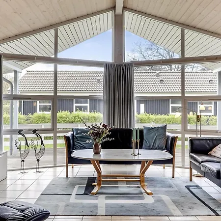 Дом отдыха Lovely In With Sauna Хамбл