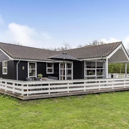 Дом отдыха Lovely In With Sauna *